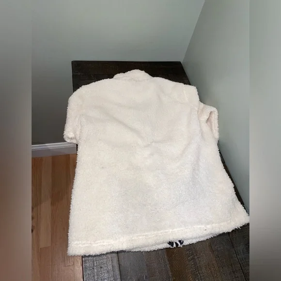 NFL New England Patriots.  Size XL .  Sherpa Like, Zip Up Jacket In White. - Picture 6 of 6